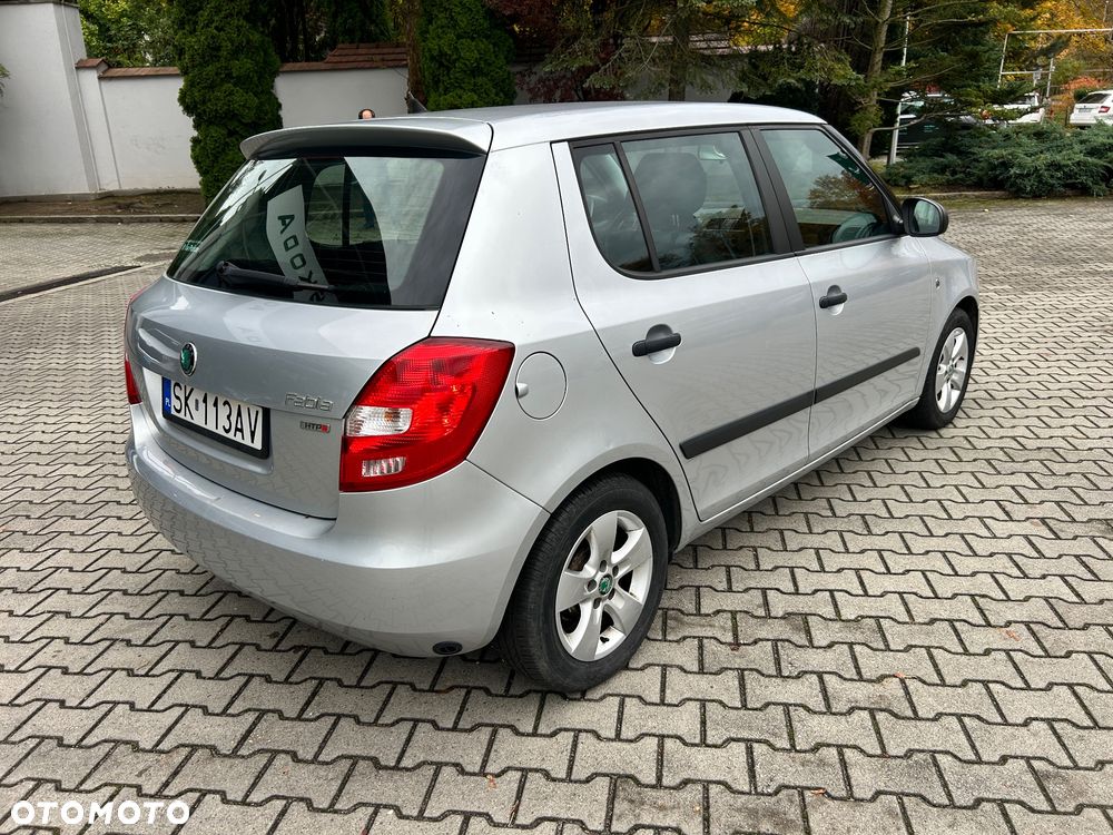 Skoda Fabia 2012 photo 2