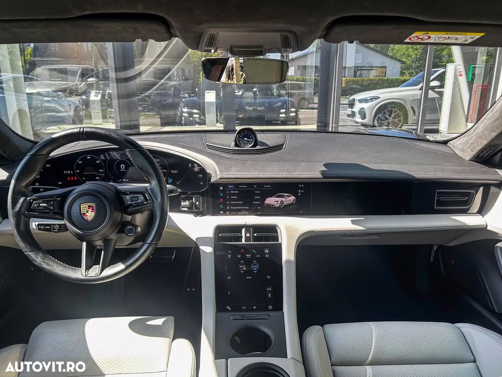 Porsche Taycan Turbo - 12