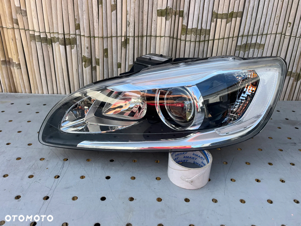 Volvo V60 lampa przednia lewa
