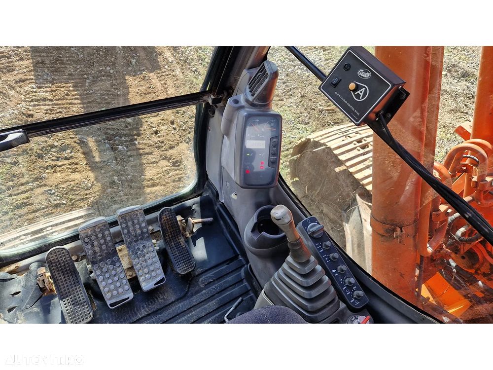 Hitachi ZX225USLC - 8