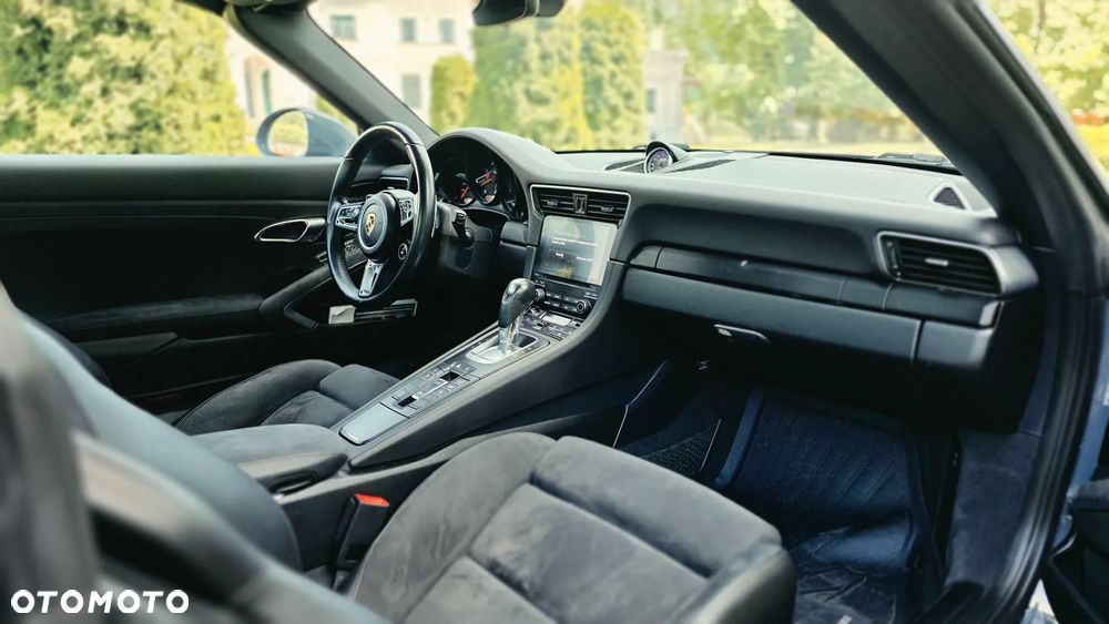 Porsche 911 Targa 4 GTS PDK - 8