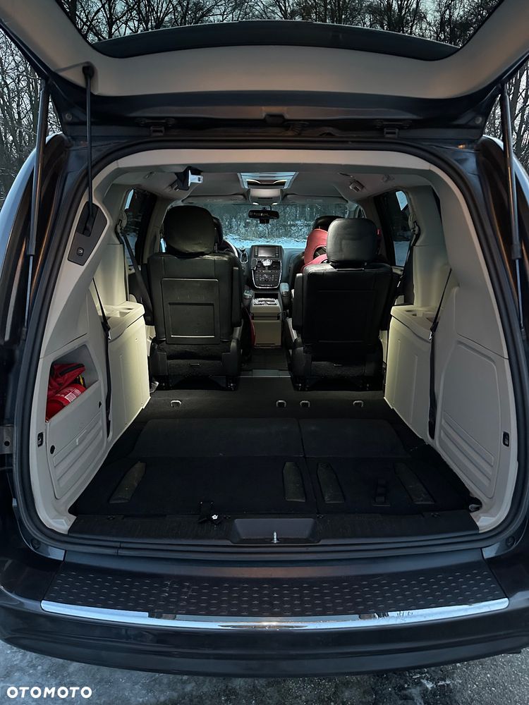 Chrysler Town & Country - 11