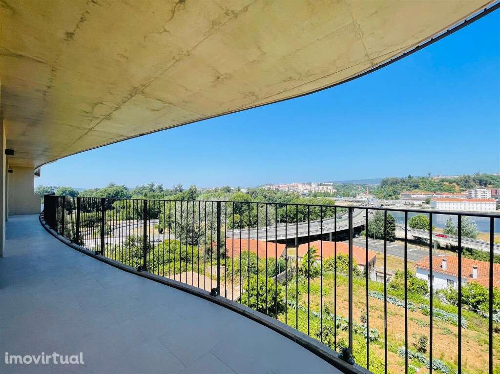 Apartamento T3 com lugar de garagem em zona de Santa Clara - Grande imagem: 3/17