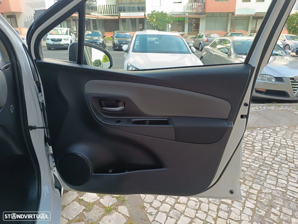 Toyota Yaris 1.5 HSD Comfort+P.Techno - 27
