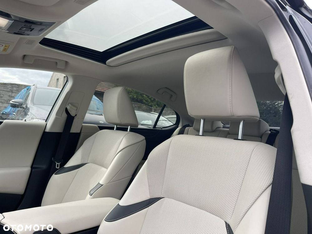 Lexus ES 300h Style Edition - 11