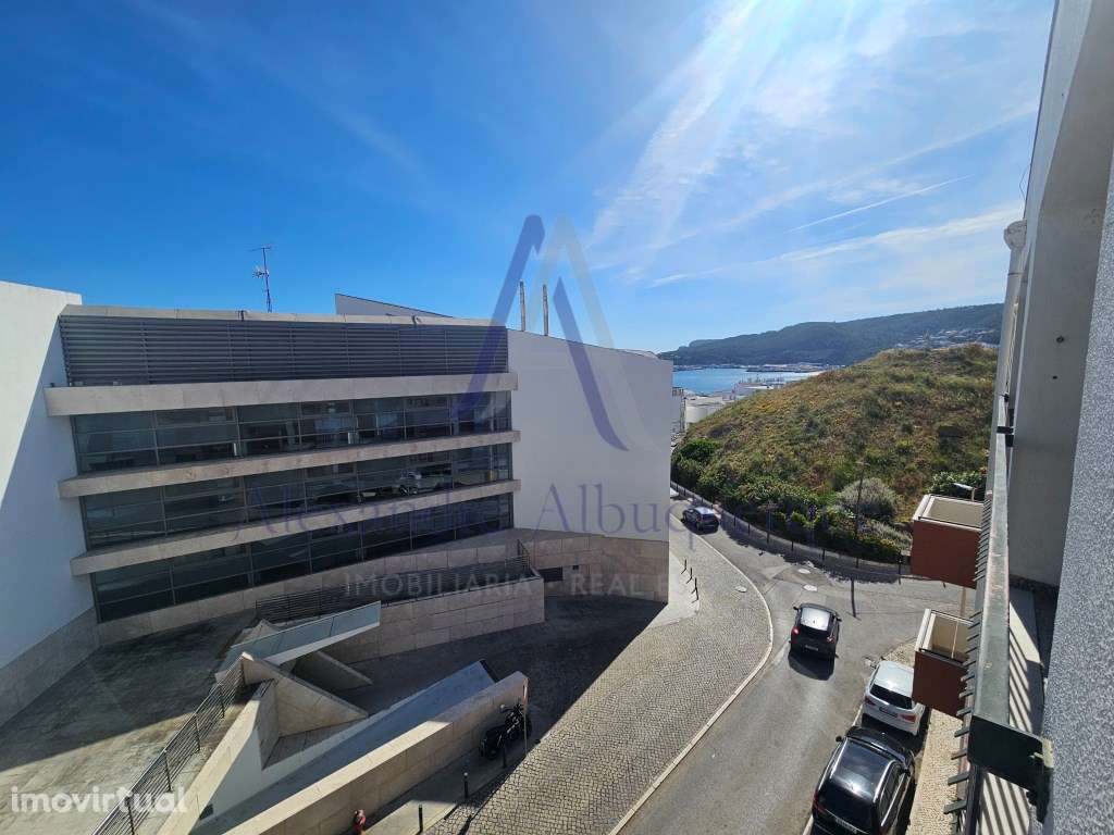 Luxuoso Duplex T 3 na Vila de Sesimbra, em segunda linha da Praia - Grande imagem: 3/30