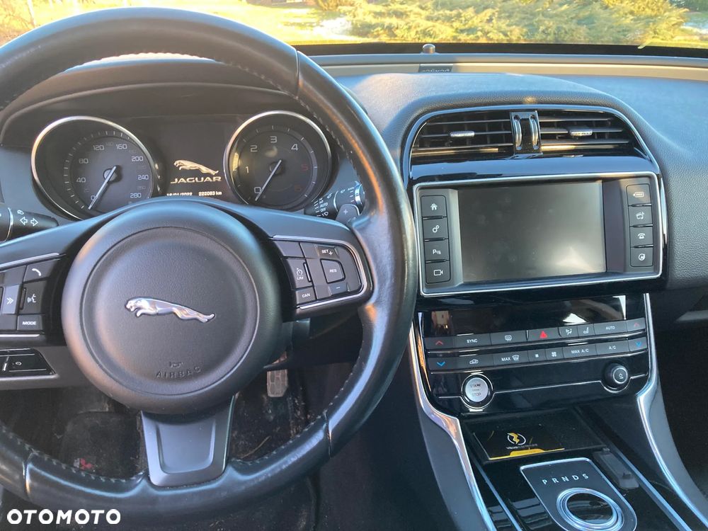Jaguar XE 2.0 D Prestige - 3