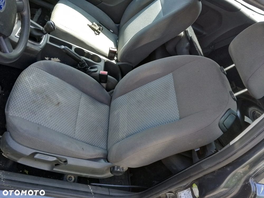 Ford Focus mk2 (04-07r.) 1.6B 100KM. Silnik C16HDEZ Skrzynia CIB5 lakier C6 / 6DYE – Sea Grey.Cały na części. GWARANCJA !!!  Przód Tył Zestaw Komplet Drzwi Klapa Zderzak Błotnik Maska Grill Atrapa Szyba Pas Lampa Lusterko Boczki Fotel Kanapa Kokpit Deska Rozdzielcza Przełącznik Włącznik Sterownik Przewody Wiązka Instalacja Moduł Komputer Czujnik Listwa Pompa Alternator Wtryski Głowica Rozrusznik Kompresor Sprzęgło Dwumas Silnik Skrzynia ABS Klimatyzacji Paliwa Wspomagania Kolektor Turbina Przepustnica Zawór Chłodnica Koło Hak Belka Sanki Zawieszenie Mcpherson Półoś Amortyzator Wydech Tłumik Zacisk Most - 8