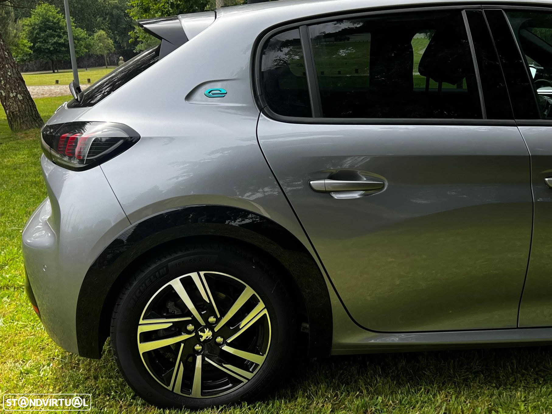 Peugeot e-208 Allure Pack - 13