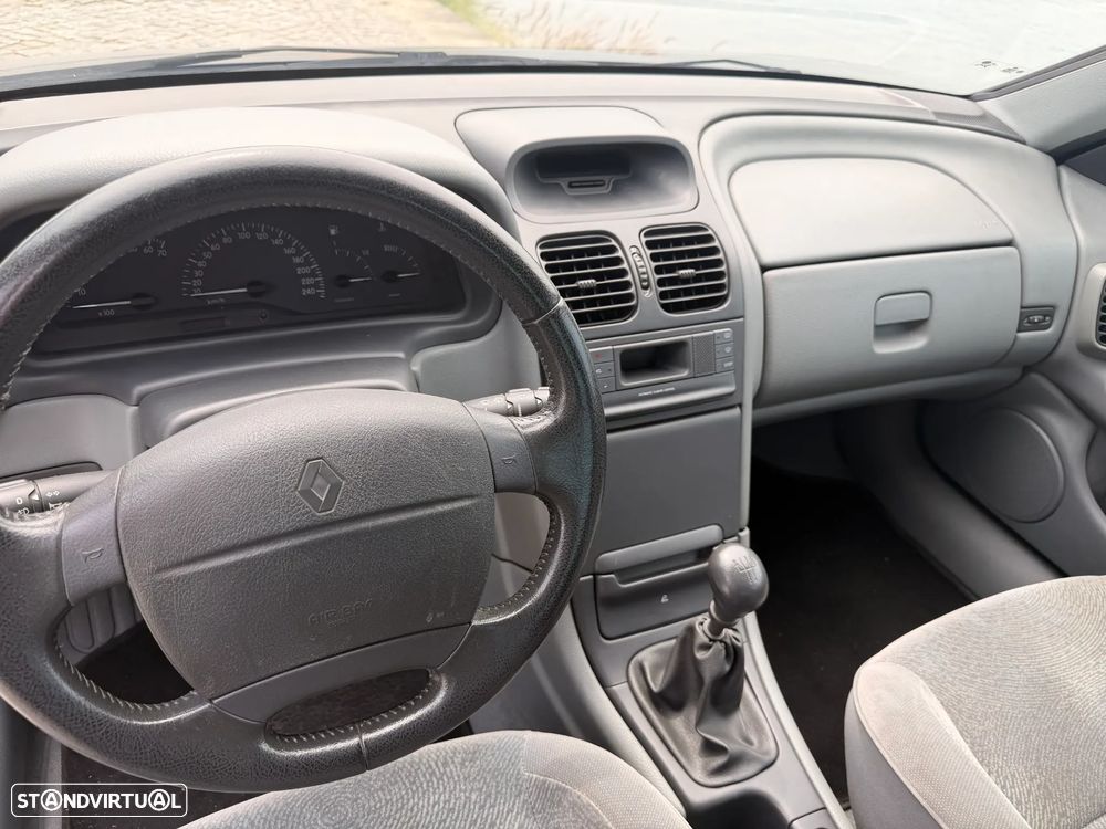 Renault Laguna 1.6 RXT - 26