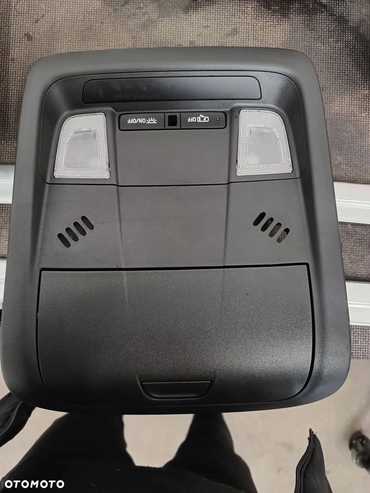 OPEL INSIGNIA B  LAMPA PODSUFITKI OŚWIETLENIE KABINY CZARNA - 1