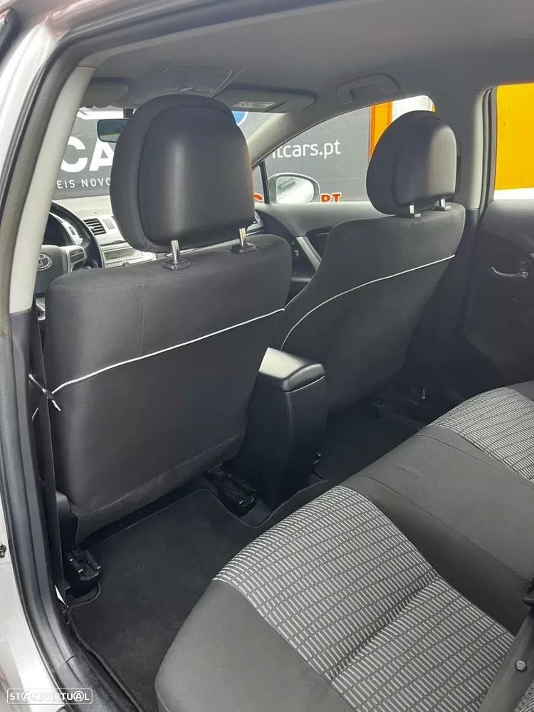 Toyota Avensis SW 2.0 D-4D Comfort - 15