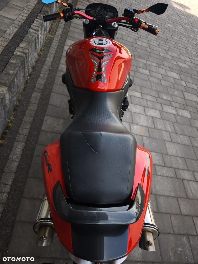 Suzuki GSR - 9