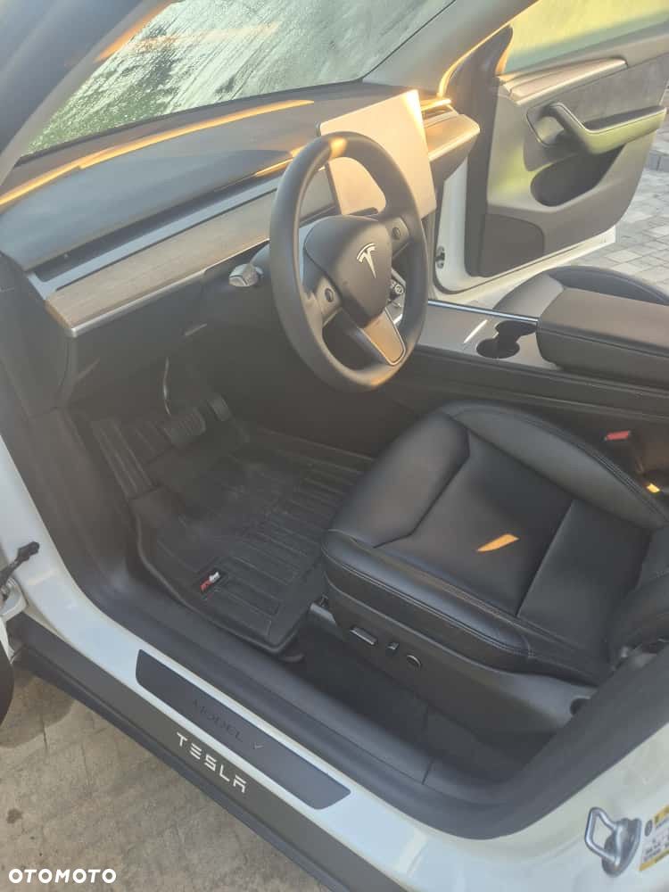 Tesla Y Long Range AWD - 8