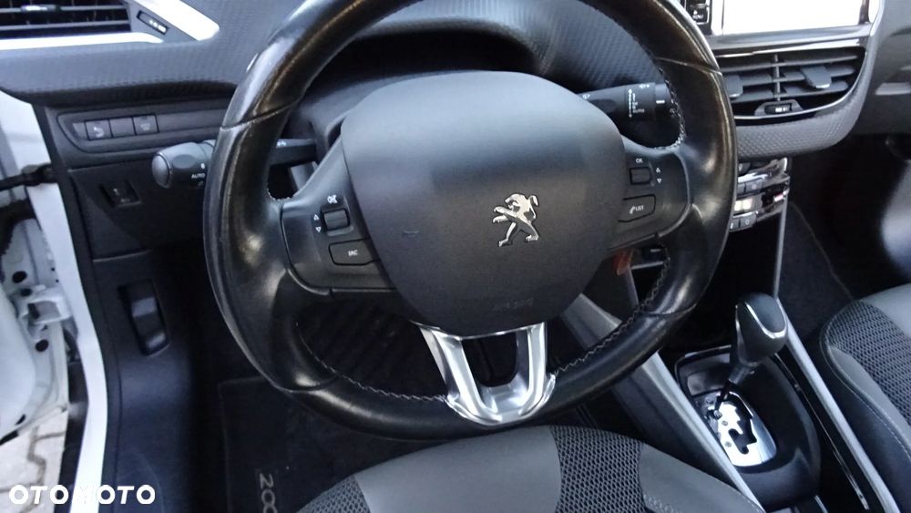 Peugeot 2008 1.2 Pure Tech GPF Allure S&S EAT6 - 17