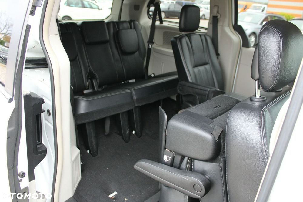 Chrysler Town & Country - 19