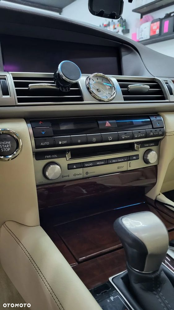 Lexus LS 460 AWD - 19
