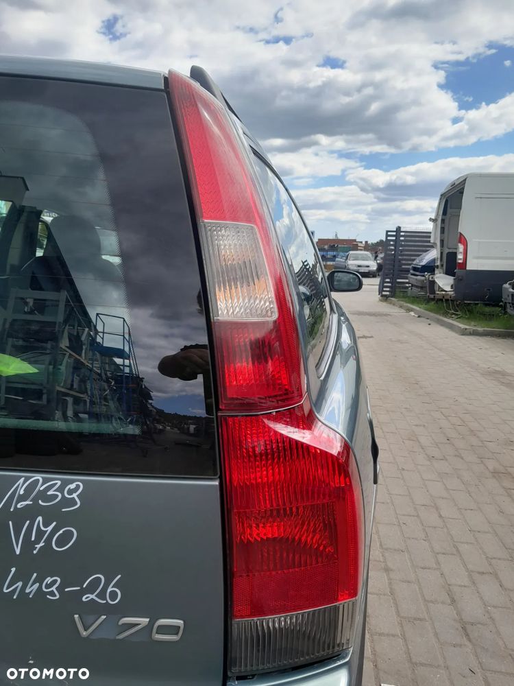 VOLVO V70 LAMPA TYLNA PRAWA W BŁOTNIK GÓRNA - 1