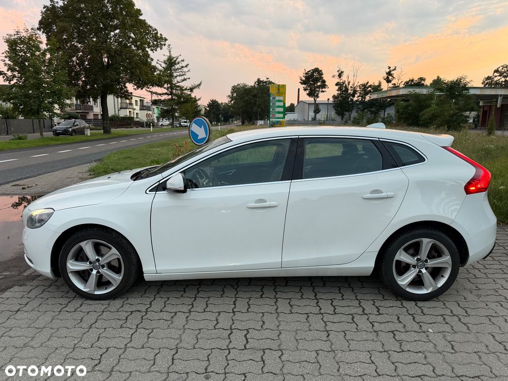 Volvo V40 D4 R Design - 5