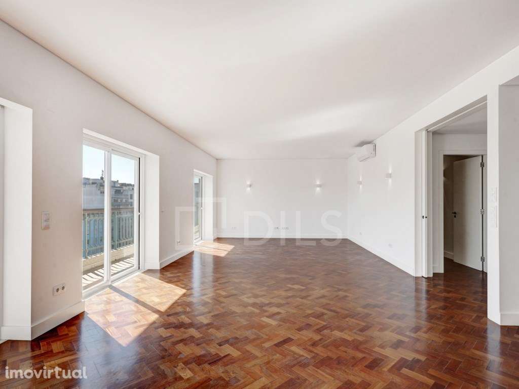 Apartamento T4 renovado, com varanda e garagem na Avenida da República - Grande imagem: 3/28