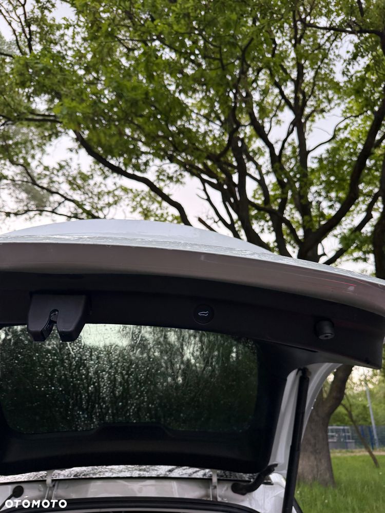 Tesla Model Y Long Range Dual Motor AWD - 27