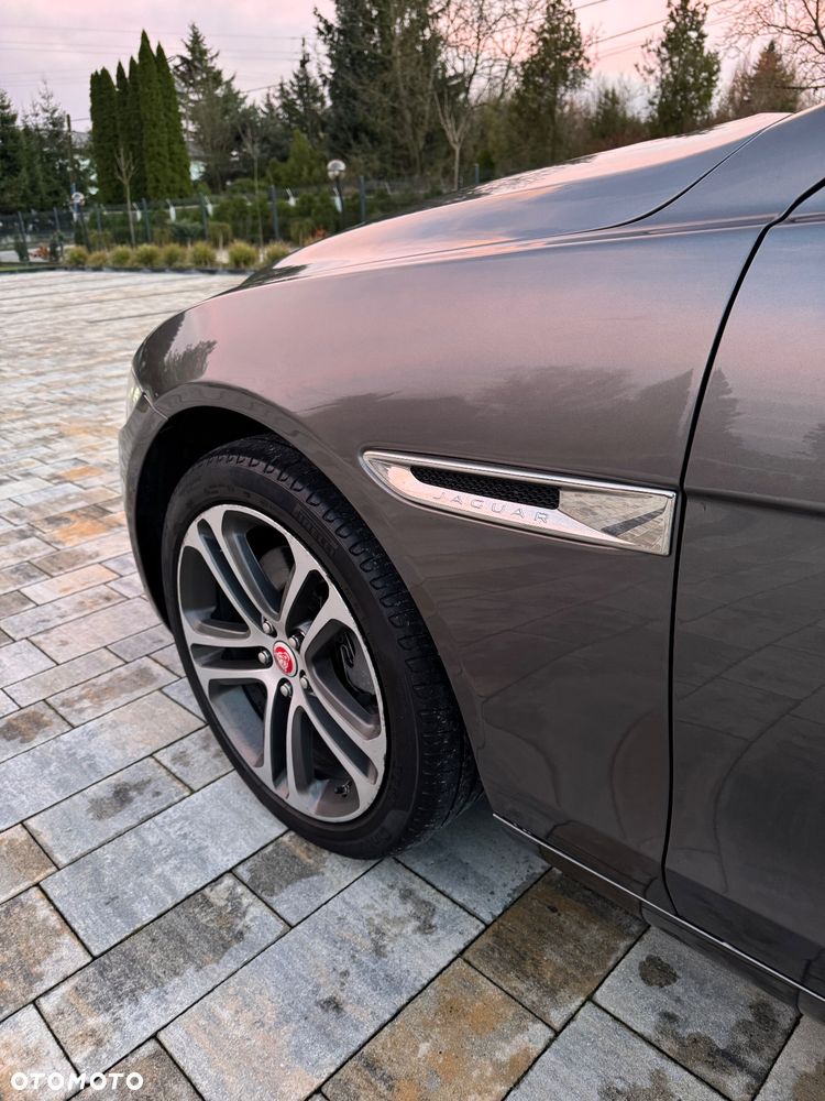 Jaguar XE 20d AWD Prestige - 22