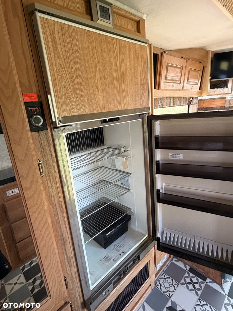 Ford E-350 Triple-E Empress - 11