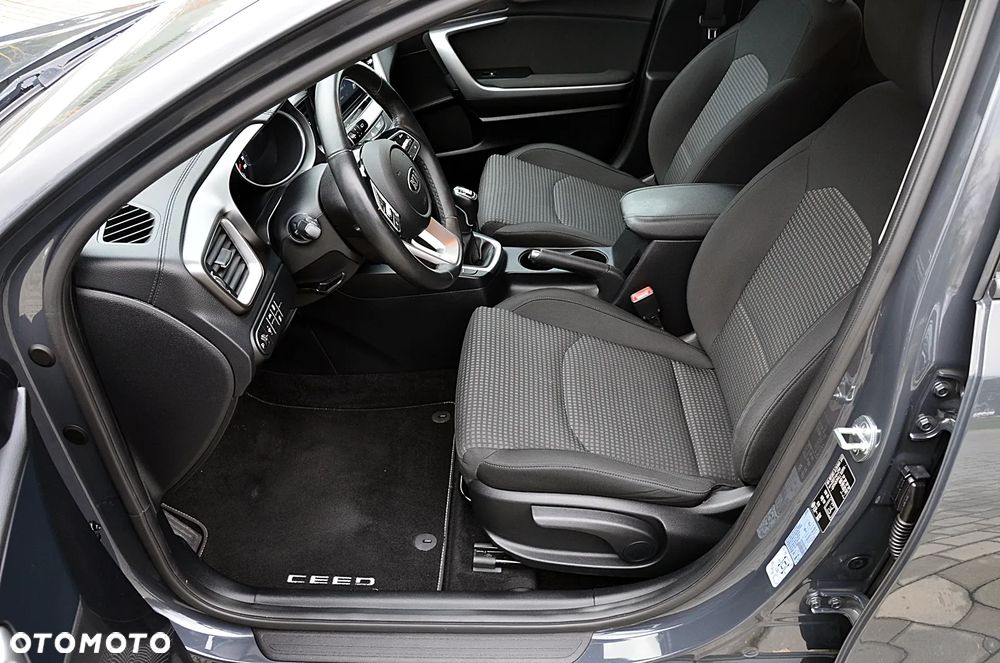 Kia Ceed - 11
