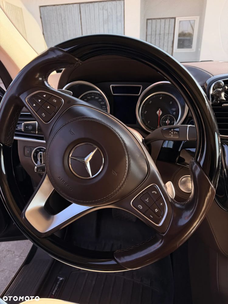 Mercedes-Benz GLS - 12