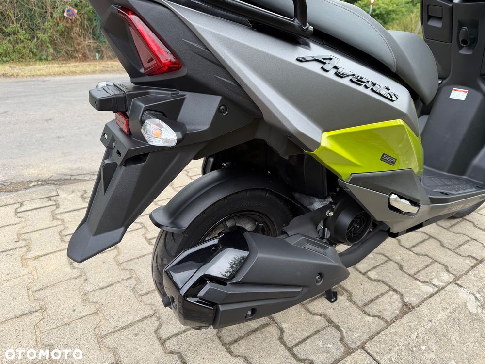 Suzuki Avenis - 18