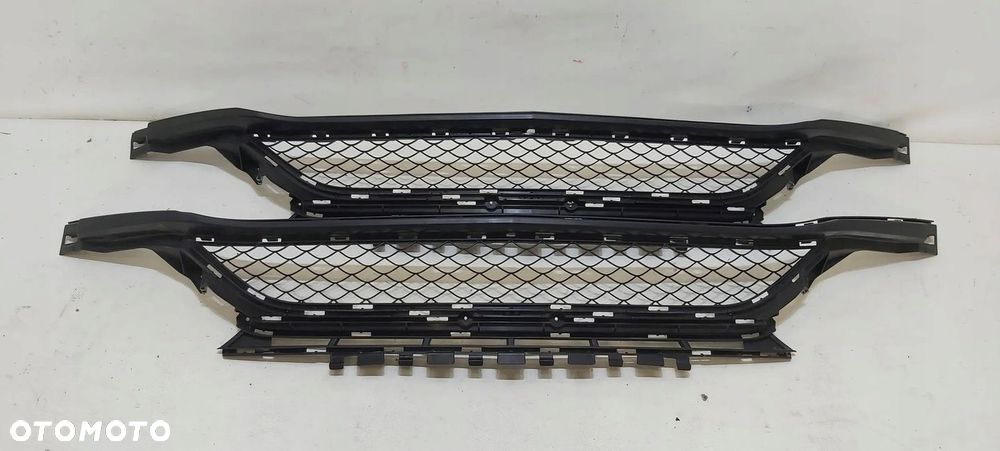 KRATKA ZDERZAKA ŚRODKOWA MERCEDES C-KLASA W205 A205 6.3 AMG A2058852323 - 1
