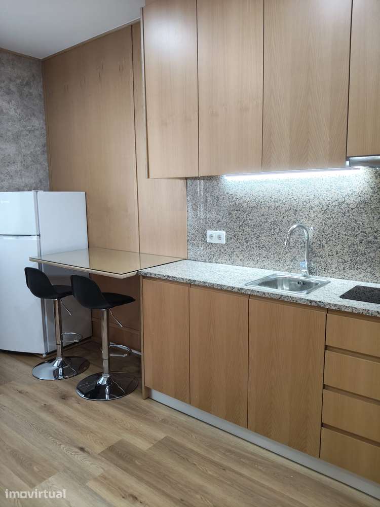 T0 para arrendar junto Metro Trindade - Grande imagem: 2/11