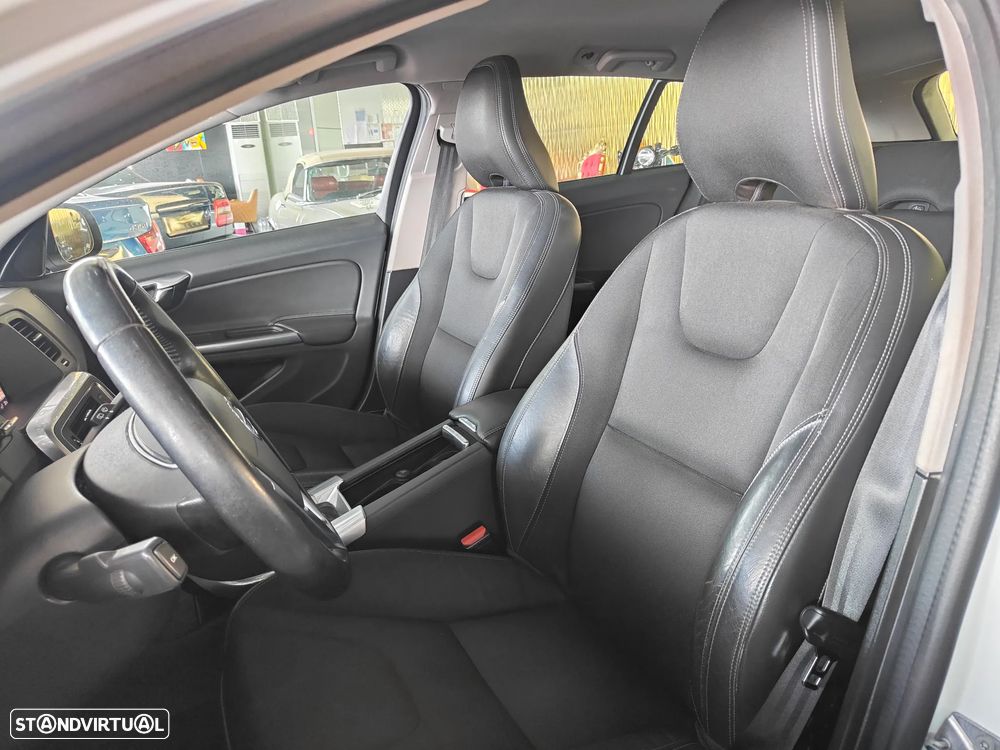 Volvo V60 2.4 D6 Momentum AWD Phev - 10