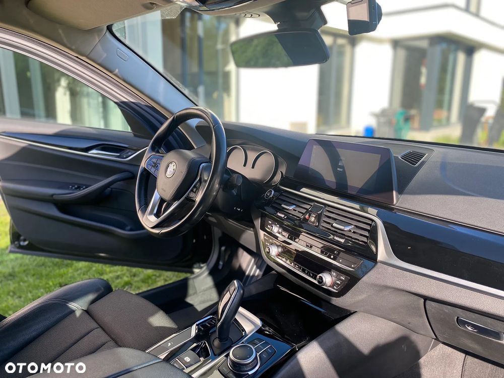 BMW Seria 5 518d Business Edition sport - 28