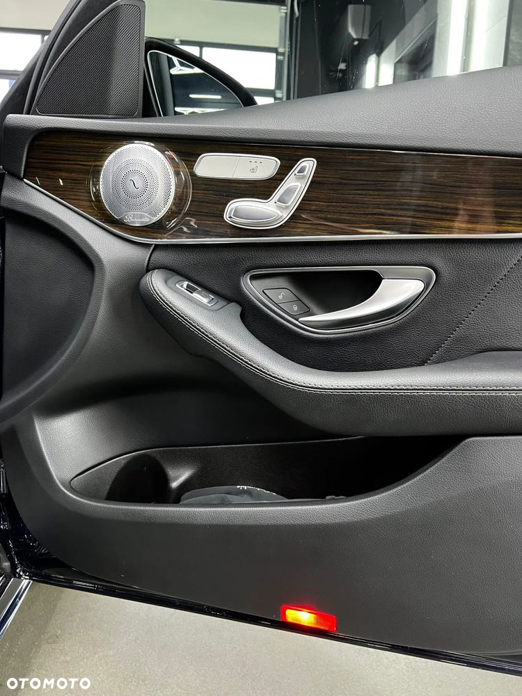 Mercedes-Benz Klasa C 300 T 9G-TRONIC AMG Line - 16