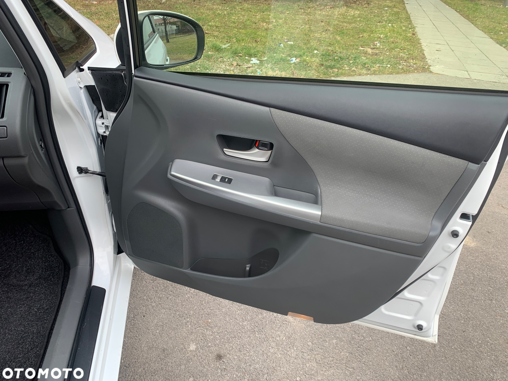 Toyota Prius+ (Hybrid) - 14