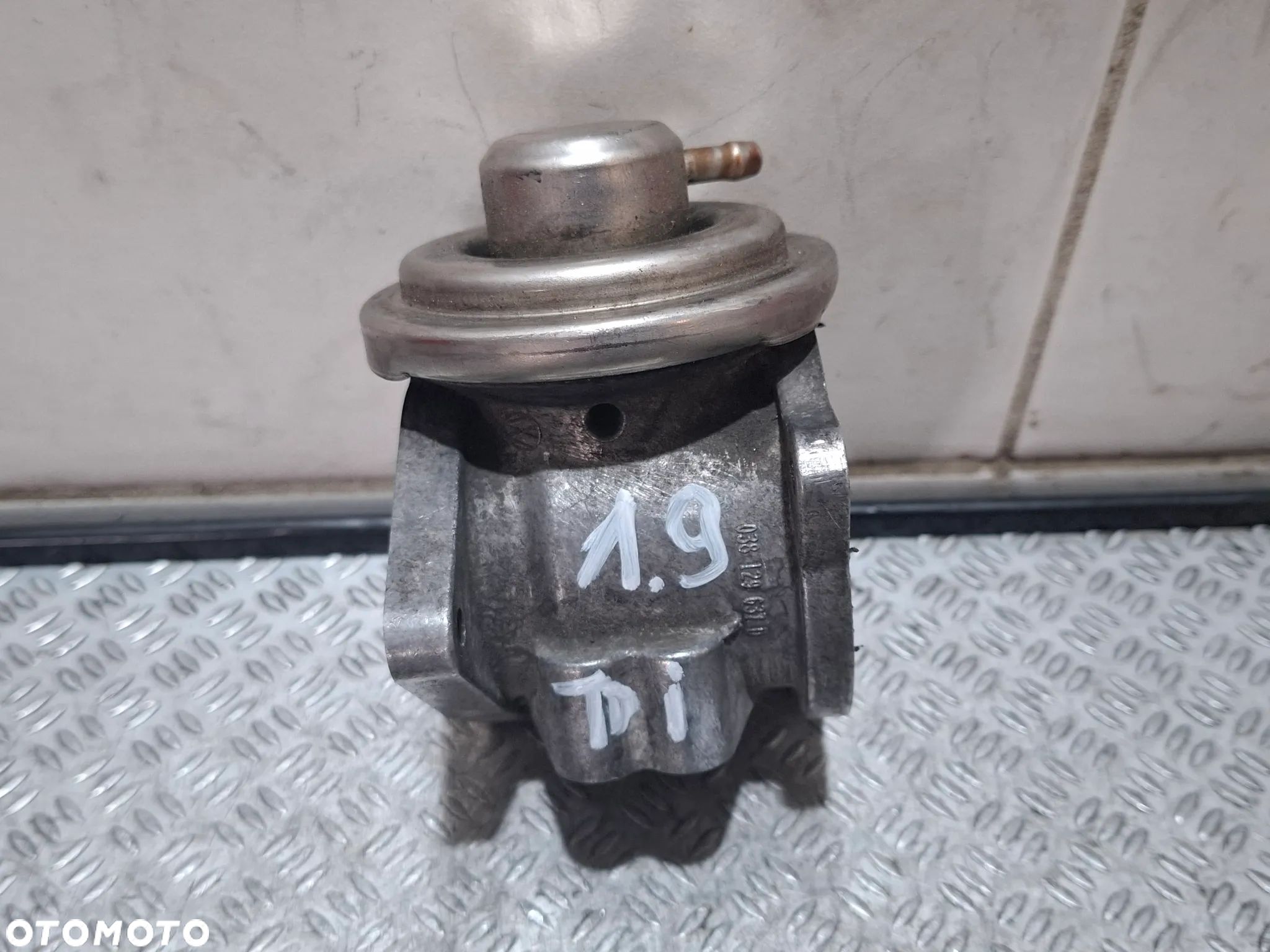 Zawór EGR Volkswagen Seat Skoda 1,9 TDi nr 038131501AN - 1