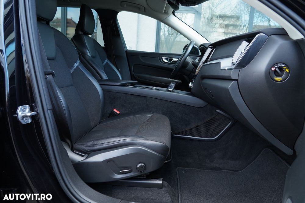 Volvo XC 60 B4 MHEV AT8 AWD Momentum Pro - 24