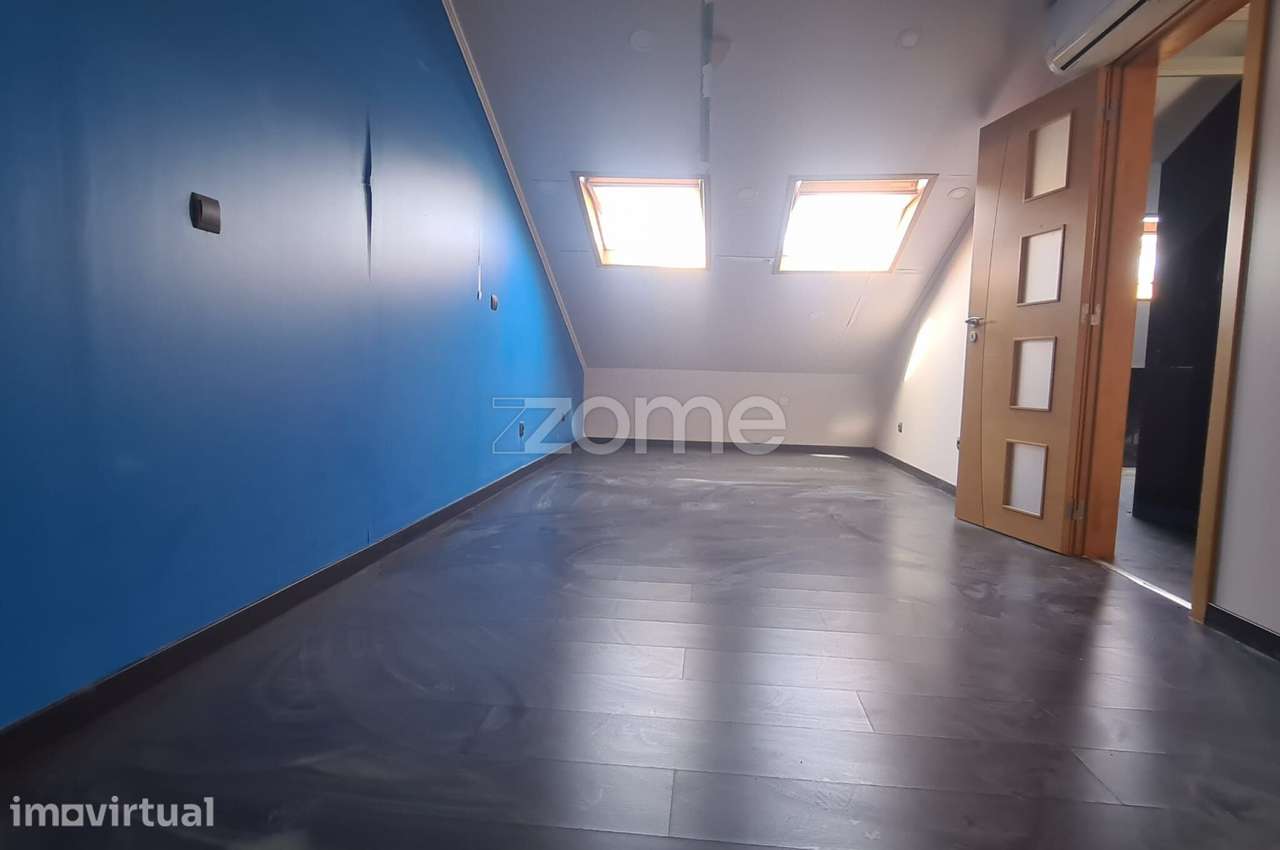 T3 transformado em T4 Duplex com Sótão – Para Obras – Arrentela - Grande imagem: 3/19