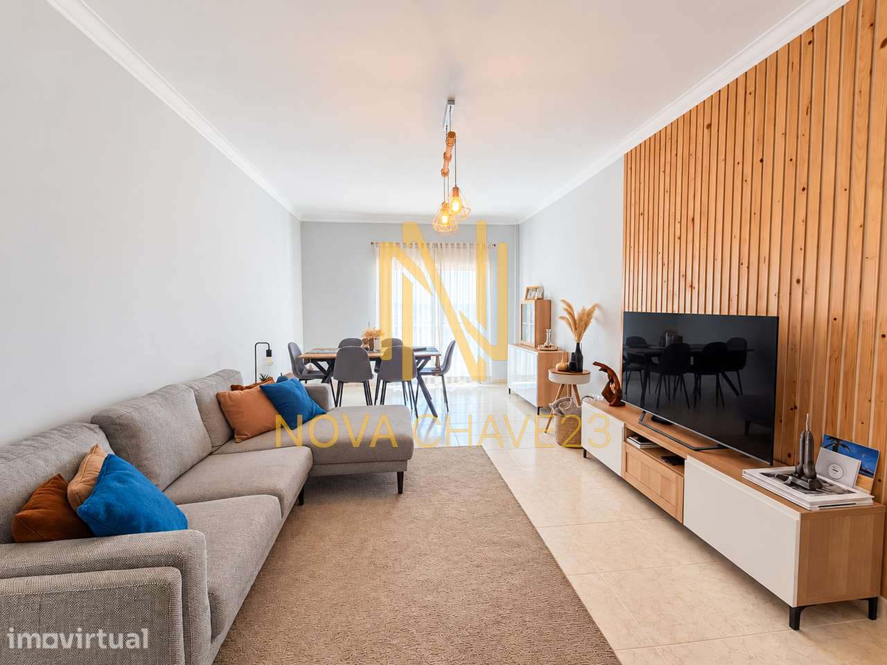 Apartamento T2 em Rio de Mouro com Varanda e Parqueamento