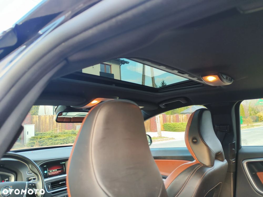 Volvo V60 D6 AWD Plug-in Hybrid R-Design Momentum - 13