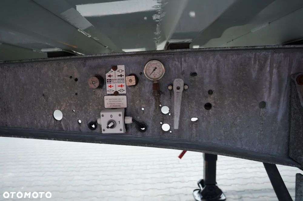 Zaslaw WYWROTKA ALUMINIOWA / 43 m3 /  OŚ PODNOSZONA / OSIE SAF - 15