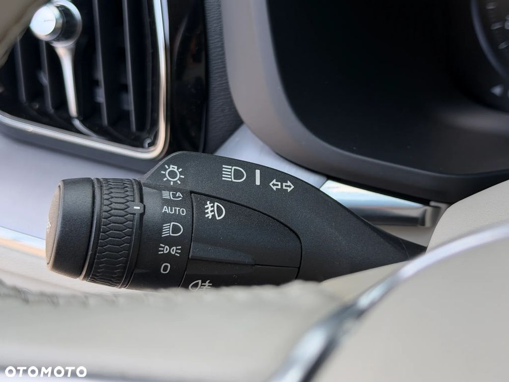 Volvo XC 60 B4 D AWD Momentum Pro - 27