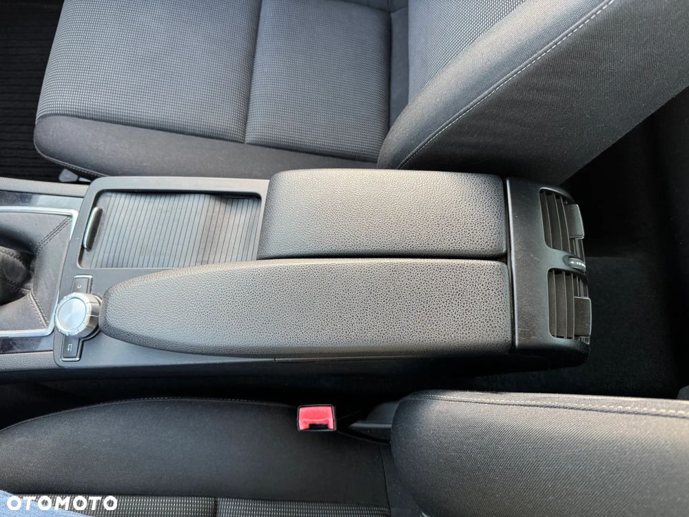 Mercedes-Benz Klasa C 180 BlueEFFICIENCY Elegance - 22