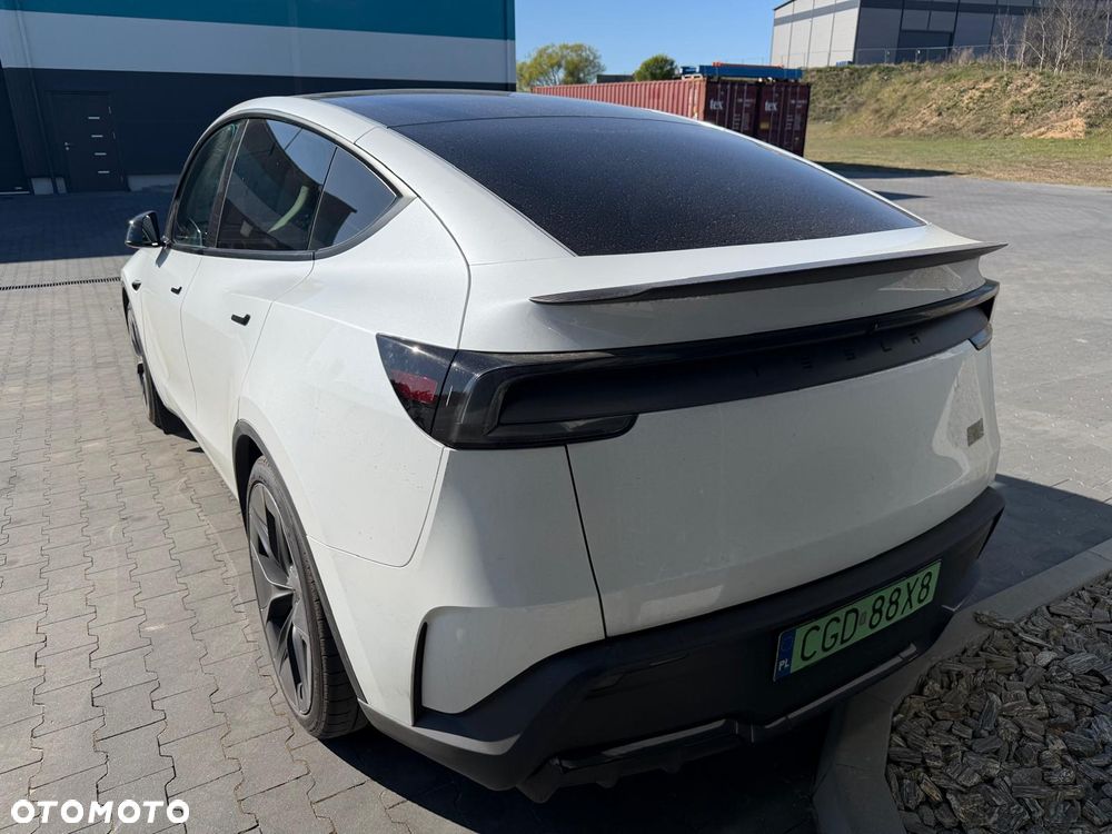 Tesla Model Y - 5