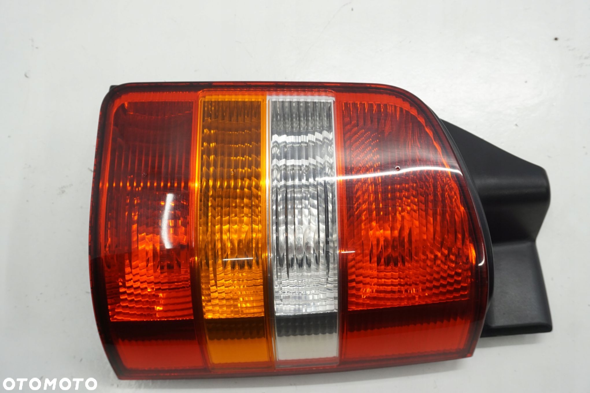 VW TRANSPORTER T5 LAMPA PRAWY TYŁ 7H0945096K - 1
