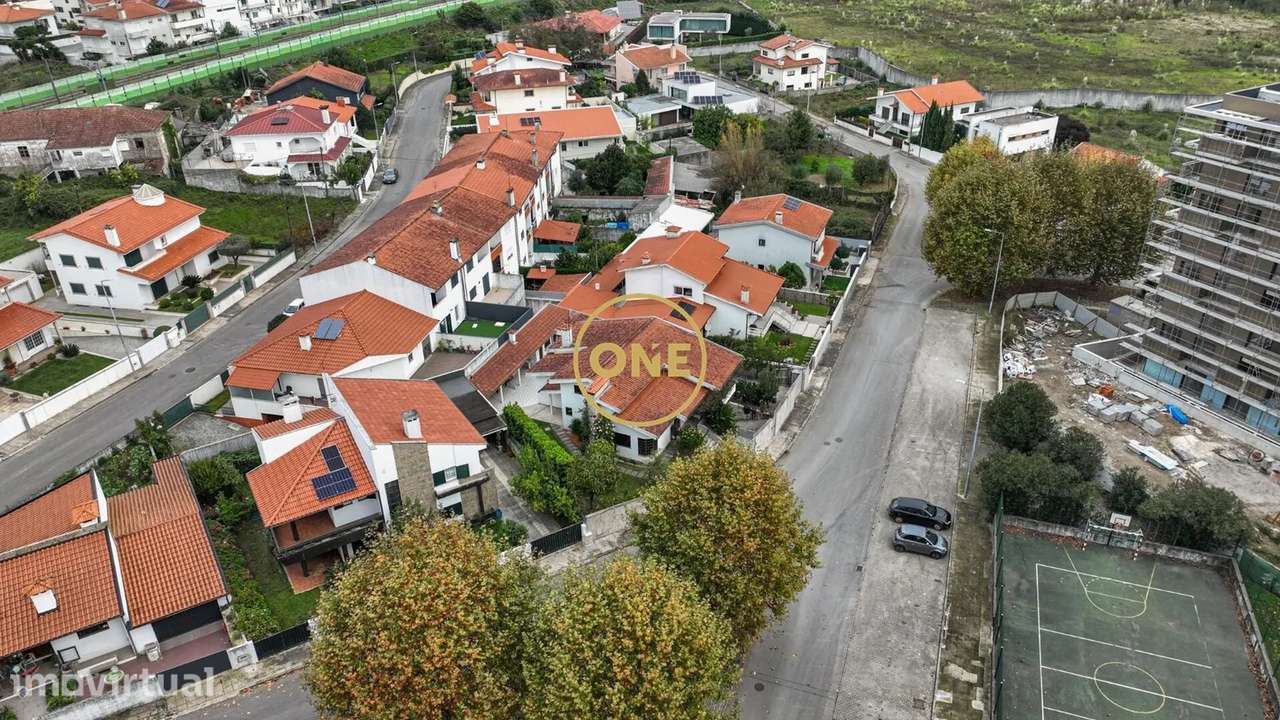 Moradia T4 c sótão e piso inferior em Santo Adrião - V. N. F. - Grande imagem: 2/39