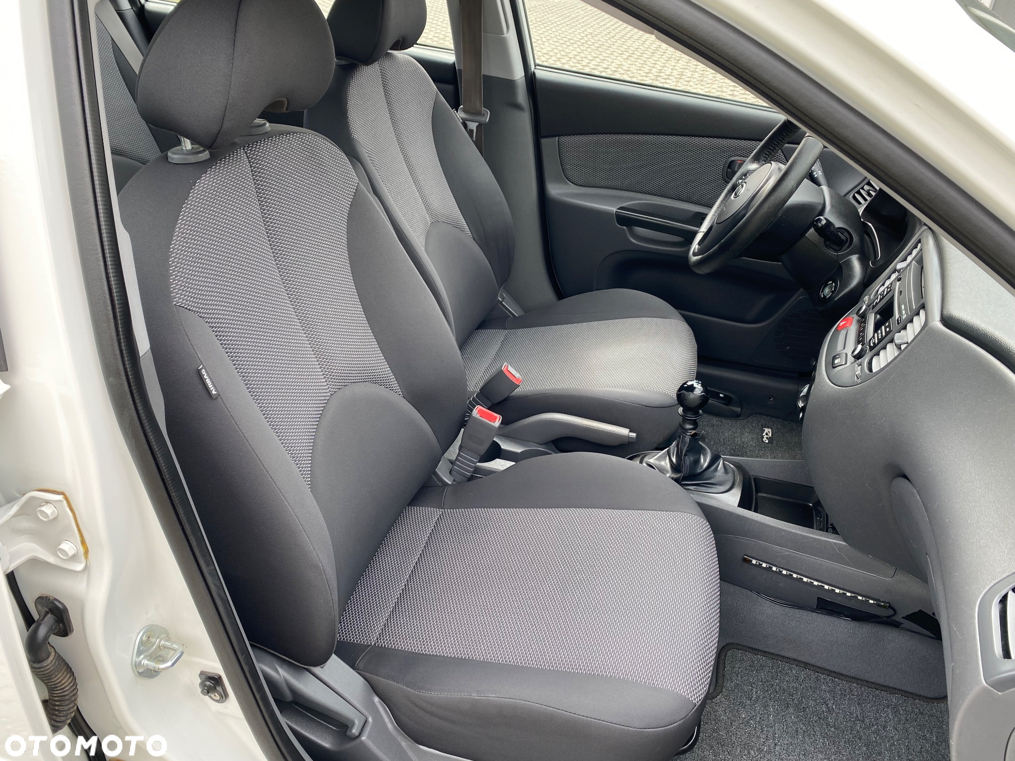 Kia Rio 1.4 Optimum - 30