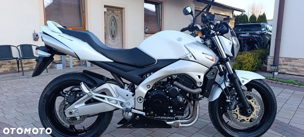 Suzuki GSR - 2