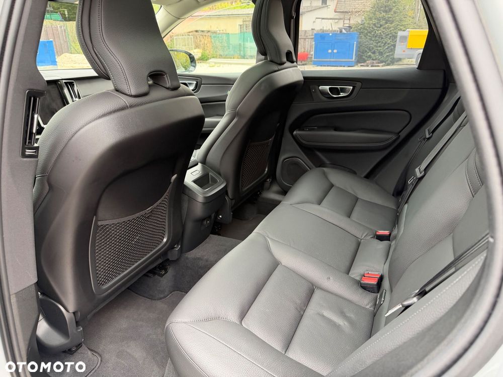 Volvo XC 60 B5 B AWD Plus Dark - 9